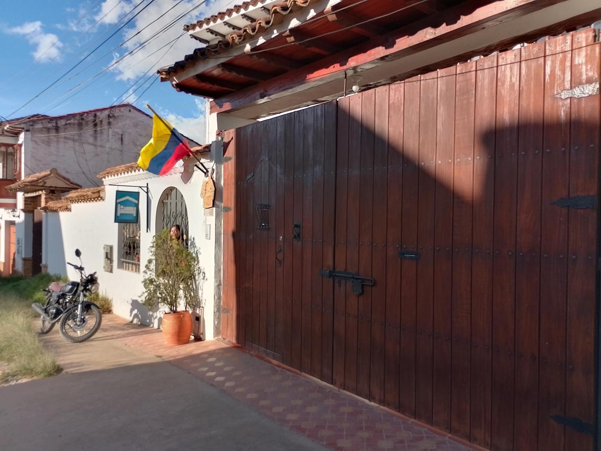 Отель Hola! Veci Вилья-де-Лейва Экстерьер фото